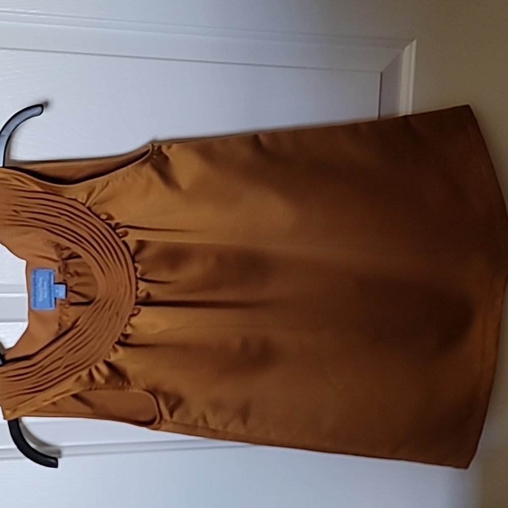 NWOT Simply Vera gold satin top